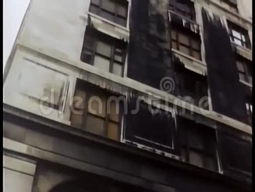 把烧毁的大楼搞得一团糟视频的预览图