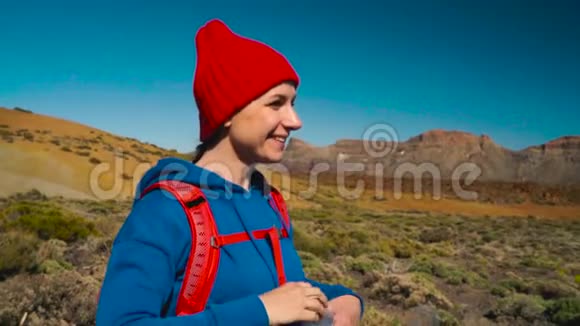 徒步旅行的女人在Tenerife的Tide徒步旅行后喝水加那利群岛特内里费的高加索女游客视频的预览图