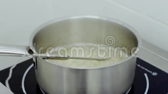 在银碗里煮糖浆视频的预览图