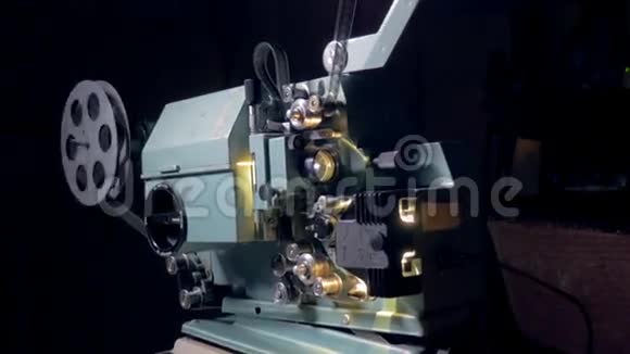 光学机械电影放映机正在运行视频的预览图