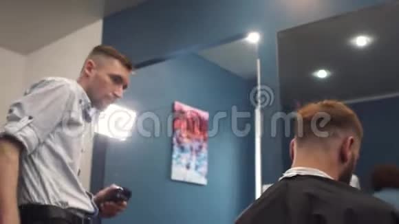 在理发店剪时髦发型的人的特写镜头为客户服务的男性发型师用视频的预览图