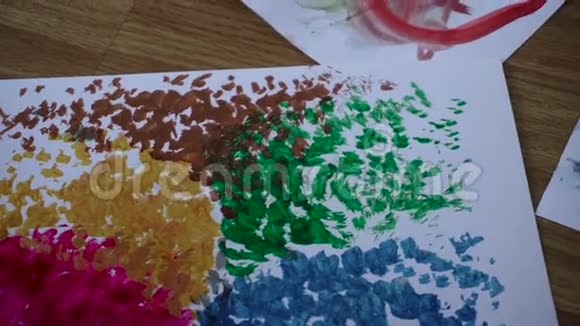木制桌子上的一组创造性的抽象彩色图形视频的预览图