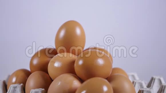 湿鸡蛋堆放在纸板托盘中的金字塔视频的预览图