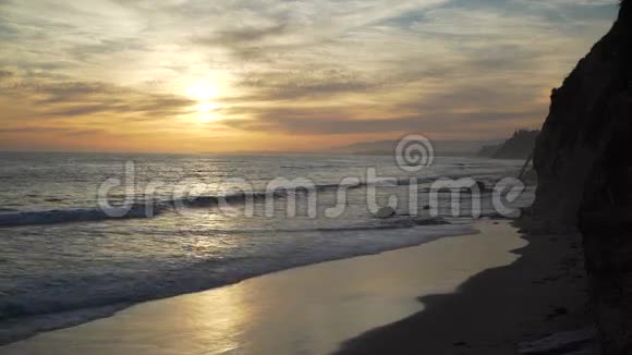 梅萨海滩的戏剧性日落视频的预览图