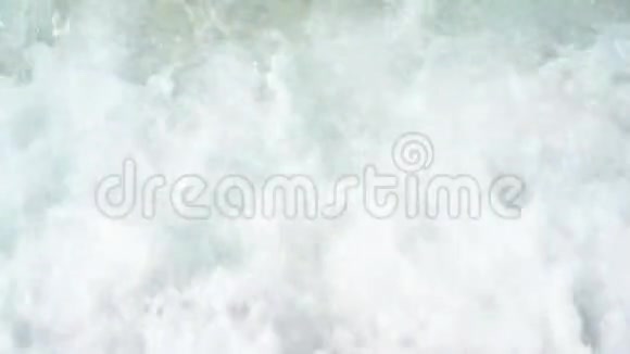沙滩度假背景下的海浪视频的预览图