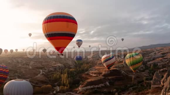 一个气球在卡帕多西亚上空飞行在4K时从一架无人机射出视频的预览图