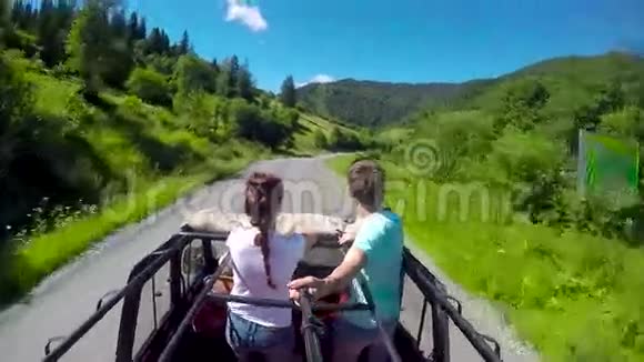 一对年轻夫妇坐着吉普车在路上山顶开着那家伙和那女孩正乘着一辆小卡车旅行视频的预览图
