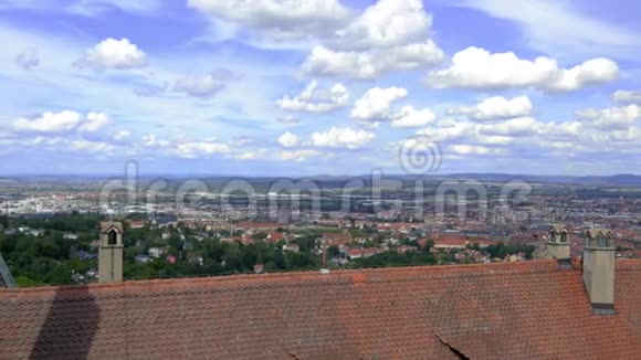 从班伯格的阿尔滕堡城堡俯瞰城市全景视频的预览图