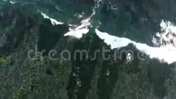 冲浪者在水边的鸟瞰图印度视频的预览图