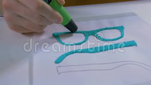 4K人手配3D笔印眼镜现代科技工艺视频的预览图