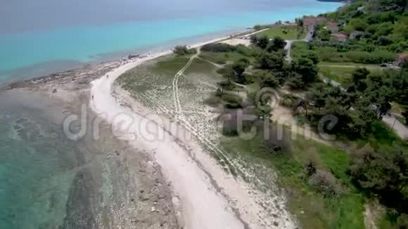 鸟瞰绿松石令人叹为观止的海滩希腊阿西托斯哈尔基迪基无人机向前移动视频的预览图