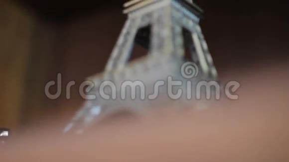 一份带有戒指的埃菲尔铁塔的小型复制品视频的预览图