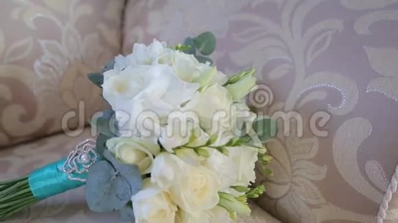 沙发上的婚礼花束婚礼的属性视频的预览图