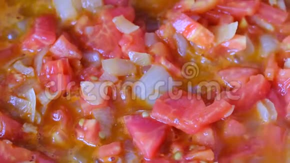 白洋葱切成红色鲜西红柿视频的预览图