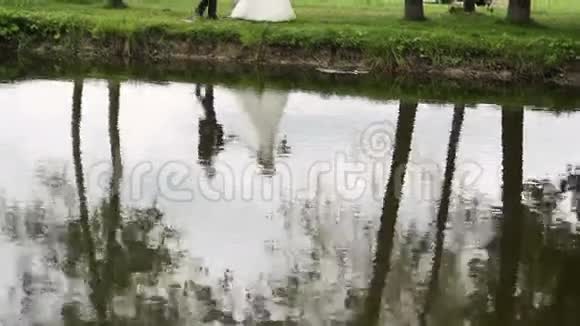 新郎新娘在水里的倒影视频的预览图