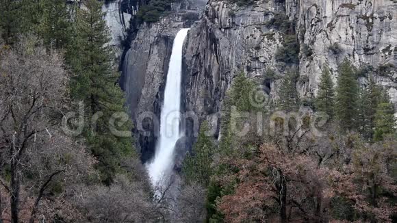 下约塞米蒂瀑布有花岗岩绿岩和裸树视频的预览图