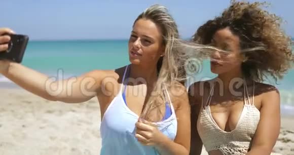 活泼开朗的女人在沙滩上自拍视频的预览图