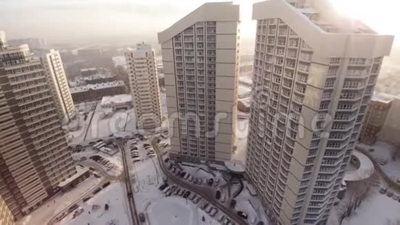 带有阳台的新公寓住宅综合体剪辑日落时豪华住宅区的俯视图视频的预览图