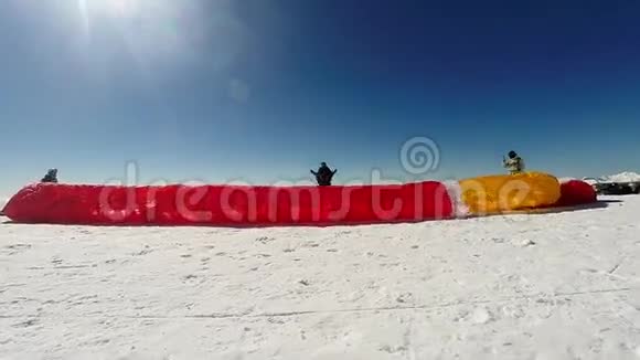 滑翔伞从山上起飞视频的预览图
