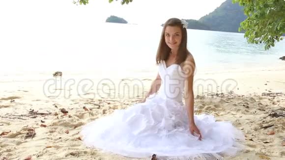 深色新娘在海上和岛屿上穿婚纱视频的预览图