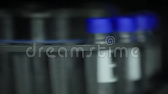 科学家在实验室里把小管子放进机器里离心机实验室药品一个离心机旋转一小瓶视频的预览图