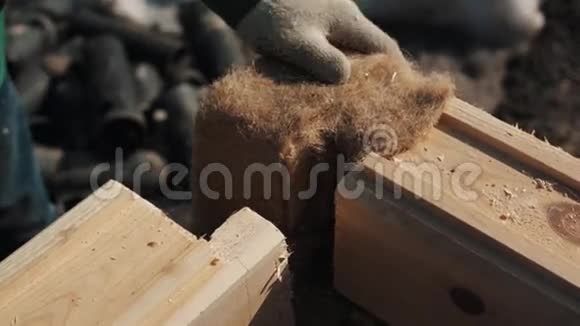 双手工作手套把两个木块和加热器连接起来在冬天之间视频的预览图