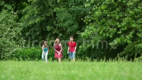 一家人在公园里跑步视频的预览图
