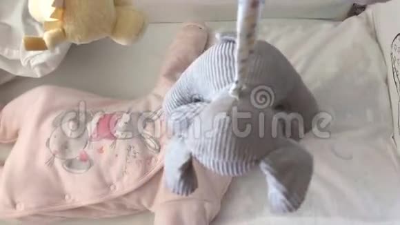 小宝宝躺在床上看着他转动的玩具视频的预览图