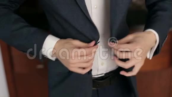 商人在他的夹克上扣一个扣子视频的预览图