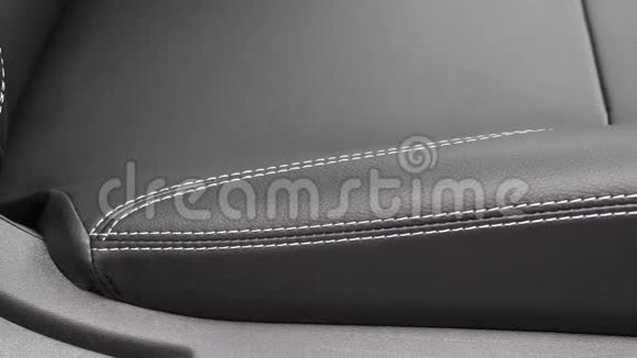 时尚的黑色皮革座椅在车上漂亮的皮车内饰设计汽车里的豪华皮革座椅视频的预览图