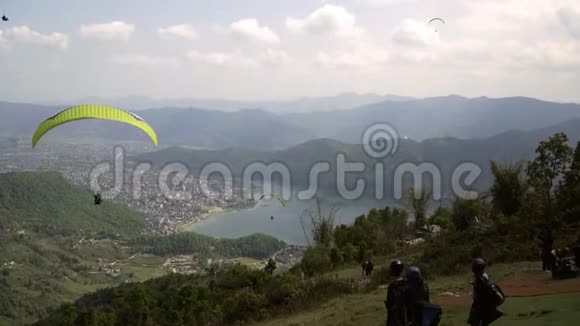 滑翔伞飞到喜马拉雅山波哈拉尼泊尔视频的预览图