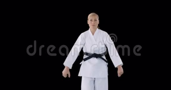 运动的女人练空手道视频的预览图