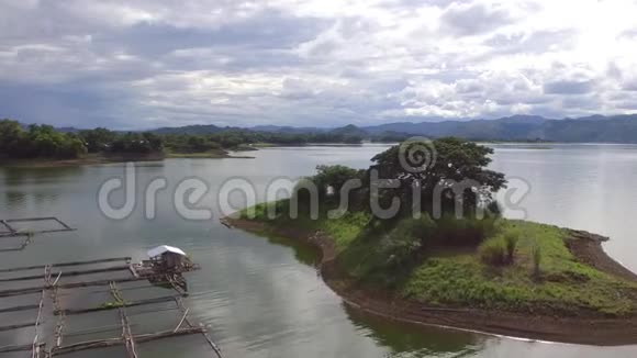 浮棚养鱼笼建在湖上水电坝水库视频的预览图