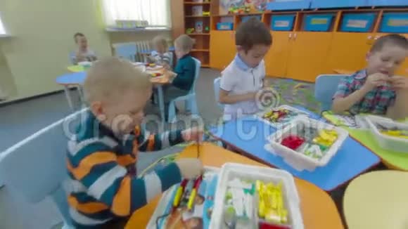 孩子们在幼儿园玩塑料积木视频的预览图