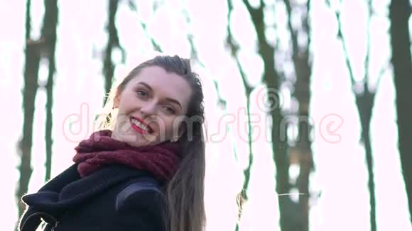 快乐的白种人女孩对着镜头微笑阳光明媚视频的预览图