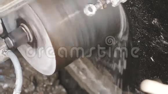 脏沟内工业圆钻钻孔混凝土水浇出来视频的预览图