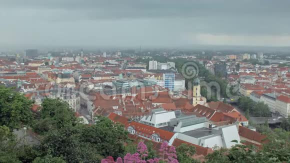 春天风暴正在奥地利格拉茨市上空移动从山上可以看到城市景观视频的预览图