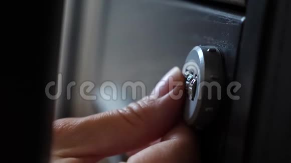 手打开保险柜的编码锁4k慢动作视频的预览图