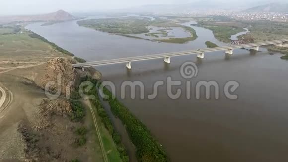 俄罗斯乌兰乌德布里亚蒂亚的塞伦加河上的一座鸟瞰桥视频的预览图
