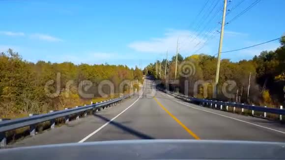 后景从汽车驾驶农村公路背面白天车辆后视角POV视频的预览图