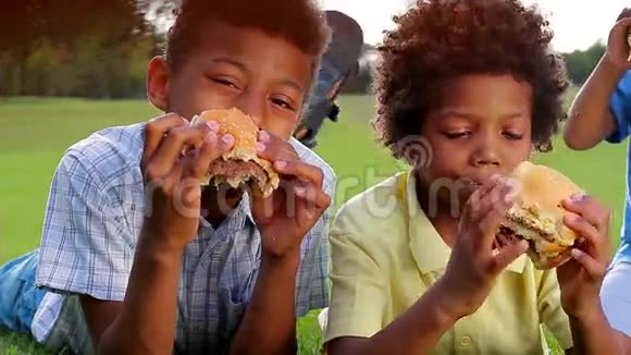 三个黑人男孩正在吃早餐视频的预览图
