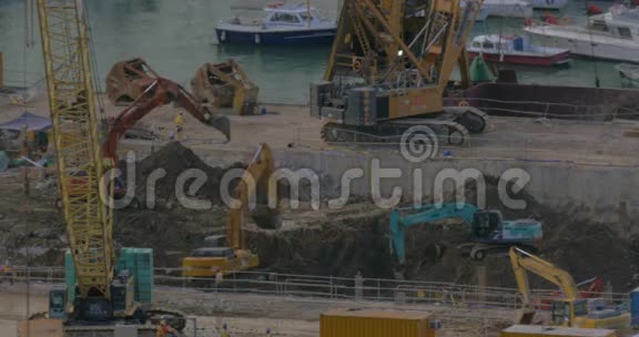 挖掘机在码头附近挖洞的视图中国香港视频的预览图