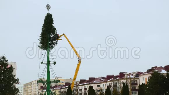 新年过后工人们在城市的主要中心广场拆卸圣诞树结构视频的预览图