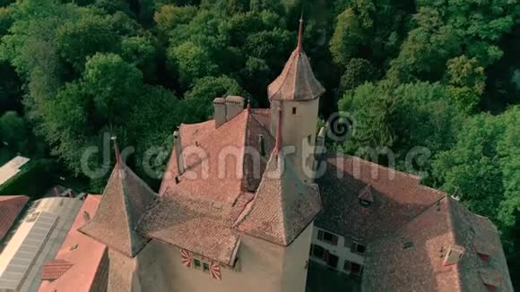 精彩的4k空中无人机全景观中世纪古堡青山在省酒院田野景观视频的预览图