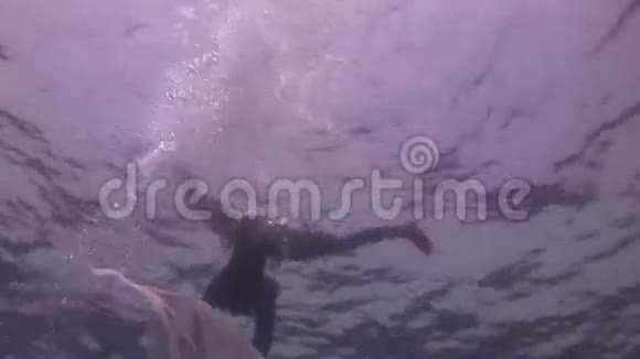 水下模特年轻女孩自由潜水员白色透明面纱在红海视频的预览图