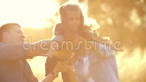 幸福的家庭父亲母亲女儿在大自然日落视频的预览图