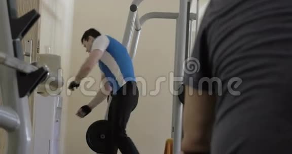 男子在健身房休息时饮水视频的预览图