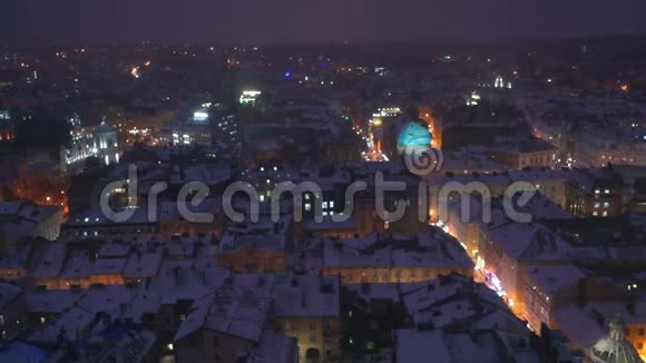 夜城冬雪黄昏屋顶景观视频的预览图