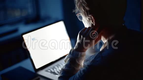 在笔记本电脑上工作的中年妇女视频的预览图