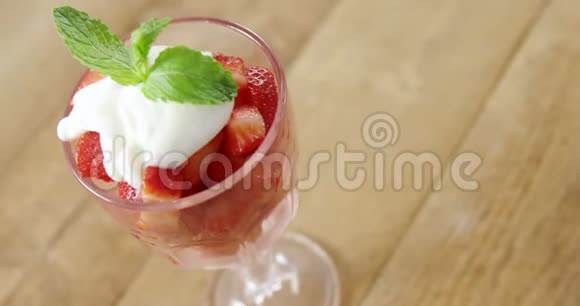 碗里放奶油的新鲜草莓视频的预览图